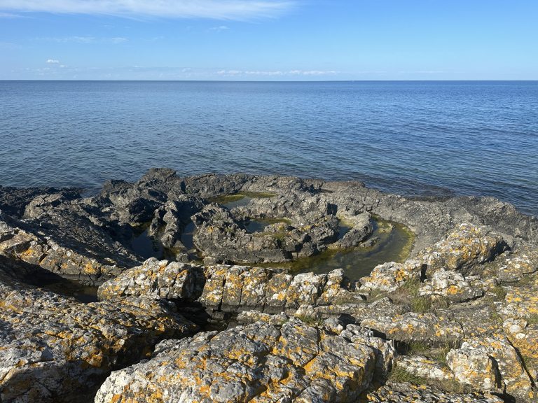 Brantställda sandstenslager i Prästens badkar – Rosenstenen vid Vik