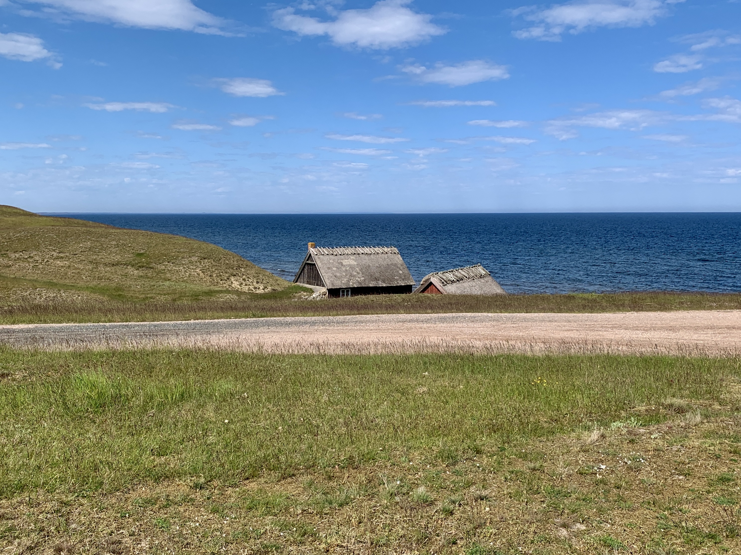 Lövdalens ålabod i det öppna kustlandskapet vid Haväng på Österlen